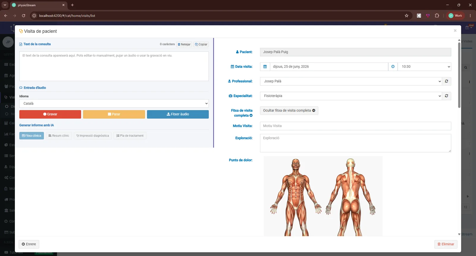 Fitxa de visita amb la pantalla del sistema de transcripció al costat: gravar, pujar un àudio o generar la fitxa amb IA